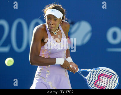 Venus Williams hits eine Rückhand in ihrem Match gegen Serena Williams bei Tag 7 bei den US Open in Flushing Meadows, New York am 4. September 2005. (UPI Foto/John angelillo) Stockfoto