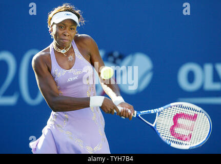 Venus Williams hits eine Rückhand in ihrem Match gegen Serena Williams bei Tag 7 bei den US Open in Flushing Meadows, New York am 4. September 2005. (UPI Foto/John angelillo) Stockfoto