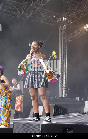 Niambi Sala von Brooklyn - gegründete Hip-Hop-Gruppe Oshun auf der Bühne am 2019 Afrika Oye Music Festival in Liverpools Sefton Park. Stockfoto