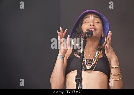 Thandiwe Sala von Brooklyn - gegründete Hip-Hop-Gruppe Oshun auf der Bühne am 2019 Afrika Oye Music Festival in Liverpools Sefton Park. Stockfoto