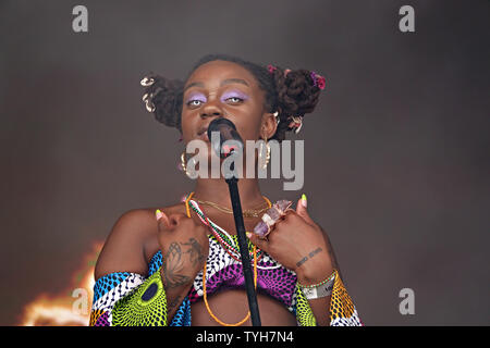 Niambi Sala von Brooklyn - gegründete Hip-Hop-Gruppe Oshun auf der Bühne am 2019 Afrika Oye Music Festival in Liverpools Sefton Park. Stockfoto