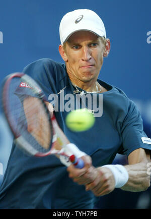 Jarkko Nieminen (FIN) schlägt eine Rückhand in seinem Match gegen Lleyton Hewitt (AUS) bei Tag 11 bei den US Open in Flushing Meadows, New York am 8. September 2005. (UPI Foto/John angelillo) Stockfoto