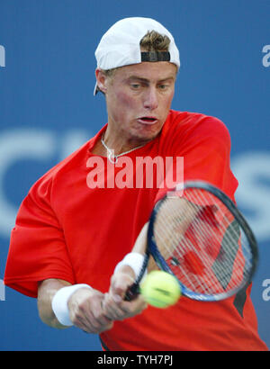 Lleyton Hewitt (AUS) schlägt eine Rückhand in seinem Match gegen Jarkko Nieminen (FIN) bei Tag 11 bei den US Open in Flushing Meadows, New York am 8. September 2005. (UPI Foto/John angelillo) Stockfoto