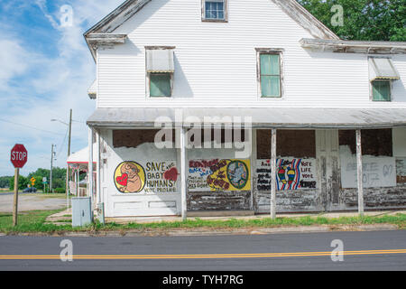 Politische Messaging ist in unwahrscheinlichen Orten wie auf diesem alten Red Barn in Maler, Virginia gefunden. Der Verfasser ist eindeutig zugunsten der Republikaner. Stockfoto