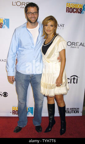 Mariska Hargitay und Ehemann Peter Hermann kommen an der Conde Nast Media Group präsentiert die Fashion Rocks zweiten jährlichen live Konzert Mode und Musik am 8. September zu feiern, 2005 in der Radio City Music Hall in New York City. (UPI Foto/Robin Platzer) Stockfoto