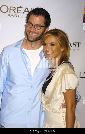 Mariska Hargitay und Ehemann Peter Hermann kommen an der Conde Nast Media Group präsentiert die Fashion Rocks zweiten jährlichen live Konzert Mode und Musik am 8. September zu feiern, 2005 in der Radio City Music Hall in New York City. (UPI Foto/Robin Platzer) Stockfoto