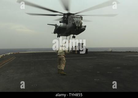 Roten Meer (Nov 9, 2016) Ein CH-53E mit 22 Marine Expeditionary Unit (MEU) hebt ein Fahrzeug aus der Flight Deck der Amphibisches Schiff USS Wasp (LHD 1) am Nov 9, 2016. Der 22 MEU, eingesetzt mit dem Wasp amphibischen bereit, Gruppe, ist die Durchführung von militärischen Operationen zur Unterstützung der US-amerikanischen nationalen Sicherheitsinteressen in der fünften Flotte Bereich der Operationen. Stockfoto