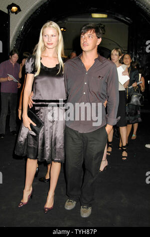 Kirsty Hume und Ehemann Donovan Leitch kommen an der Marc Jacobs Spring 2006 Fashion Show bei der 26. Straße Armory in New York am 12. September 2005. (UPI Foto // Robin Platzer) Stockfoto