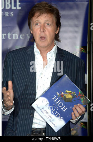 Sir Paul McCartney erscheint am Okt. 3, 2005 an der New Yorker Buchhandlung Barnes & Noble sein erstes Kinderbuch "Hoch in den Wolken" von Dutton Kinderbuch eine Abteilung von Pinguin junge Leser Gruppe veröffentlicht zu fördern. (UPI Foto/EzioPetersen) Stockfoto