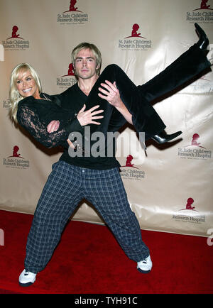 Ein Leben zu leben John-Paul Lavoisier und Catherine Hickland kommen an der 11. jährlichen Tagesfernsehen Gruß zu St. Jude's Children's Research Hospital im Marriott Marquis Hotel in New York am 1. Oktober r, 2005. (UPI Foto/Laura Cavanaugh) Stockfoto