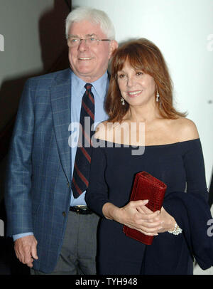 Ehemalige Tv Talk Show host Phil Donahue und Frau Marlo Thomas als Special Screening für den neuen Film hopGirl" in New York teilnehmen. (UPI Foto/Ezio Petersen) Stockfoto