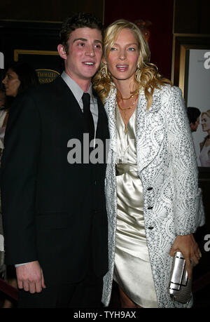 Bryan Greenberg und Uma Thurman kommen für die Premiere ihres neuen Films "Prime" an der Ziegfeld Theater in New York am 20. Oktober 2005. (UPI Foto/Laura Cavanaugh) Stockfoto