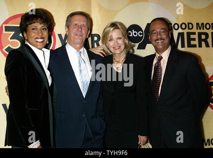 Aktuelle "GMA" Besetzung (von links nach rechts): Robin Roberts, Charles Gibson, Diane Sawyer und Tony Perkins kommen für die "Good Morning America" zum 30-jährigen Jubiläum Feier am Lincoln Center in New York am 25. Oktober 2005. (UPI Foto/Laura Cavanaugh) Stockfoto