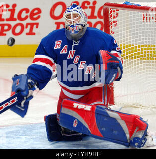 New York Rangers goalie (30) Henrik Lundqvist Bausteine einen Schuß auf Ziel von den New York Islanders im 2 perod Aktion am Okt. 27, 2005 im New Yorker Madison Square Garden. (UPI Foto/Ezio Petersen) Stockfoto