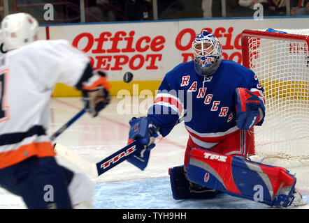 New York Rangers goalie (30) Henrik Lundqvist Bausteine einen Schuß auf Ziel von den New York Islanders im 2 perod Aktion am Okt. 27, 2005 im New Yorker Madison Square Garden. (UPI Foto/Ezio Petersen) Stockfoto