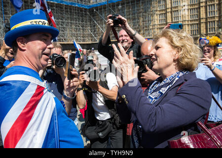 London, Großbritannien. 26 Juni, 2019. Anna Soubry, Ändern UK MP für Broxtowe, Wünsche festgestellt, anti-Brexit Mitkämpfer Steve Bray von sodem (Stand der Missachtung der Europäischen Bewegung) ein Glückliches 50. Geburtstag außerhalb des Parlaments. Credit: Mark Kerrison/Alamy leben Nachrichten Stockfoto