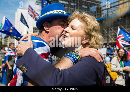 London, Großbritannien. 26 Juni, 2019. Anna Soubry, Ändern UK MP für Broxtowe, Wünsche festgestellt, anti-Brexit Mitkämpfer Steve Bray von sodem (Stand der Missachtung der Europäischen Bewegung) ein Glückliches 50. Geburtstag außerhalb des Parlaments. Credit: Mark Kerrison/Alamy leben Nachrichten Stockfoto