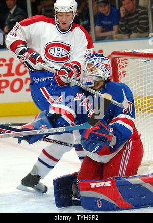 Pierre Dagenais (26) Montreal Canadiens hohe sticks New York Rangers goalie Henrik Lundqvist während 2. Zeitraum Aktion am Okt. 31, 2005 im New Yorker Madison Square Garden. (UPI Foto/Ezio Petersen) Stockfoto