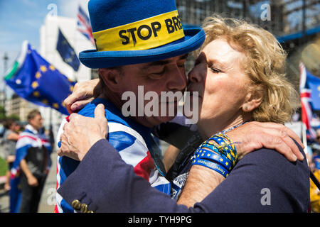 London, Großbritannien. 26 Juni, 2019. Anna Soubry, Ändern UK MP für Broxtowe, Wünsche festgestellt, anti-Brexit Mitkämpfer Steve Bray von sodem (Stand der Missachtung der Europäischen Bewegung) ein Glückliches 50. Geburtstag außerhalb des Parlaments. Credit: Mark Kerrison/Alamy leben Nachrichten Stockfoto