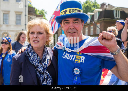 London, Großbritannien. 26 Juni, 2019. Anna Soubry, Ändern UK MP für Broxtowe, Wünsche festgestellt, anti-Brexit Mitkämpfer Steve Bray von sodem (Stand der Missachtung der Europäischen Bewegung) ein Glückliches 50. Geburtstag außerhalb des Parlaments. Credit: Mark Kerrison/Alamy leben Nachrichten Stockfoto