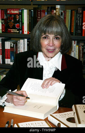 Anne Rice zeichen Kopien von Ihrem neuen Buch "Christus der Herr" bei Posman's Buchhandlung an der Grand Central Station in New York am 1. November 2005. (UPI Foto/Laura Cavanaugh) Stockfoto