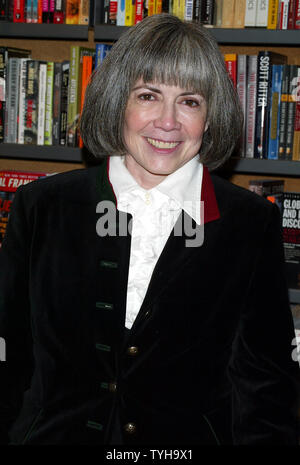 Anne Rice zeichen Kopien von Ihrem neuen Buch "Christus der Herr" bei Posman's Buchhandlung an der Grand Central Station in New York am 1. November 2005. (UPI Foto/Laura Cavanaugh) Stockfoto