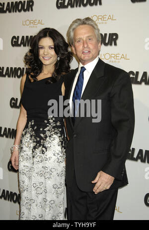 Catherine Zeta-Jones und Ehemann Michael Douglas an der Glamour Frauen des Jahres 2005 Auszeichnungen im Lincoln Center Avery Fisher Hall am 2. November 2005 in New York City. (UPI Foto/Robin Platzer) Stockfoto