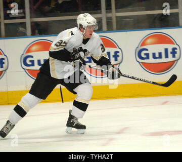 18-jährige Sidney Crosby (87) der Pittsburgh Penguins in Aktion gegen die New York Rangers an November 7, 2005 im New Yorker Madison Square Garden. (UPI Foto/Ezio Petersen) Stockfoto