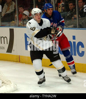 18-jährige Sidney Crosby (87) der Pittsburgh Penguins in Aktion gegen die New York Rangers an November 7, 2005 im New Yorker Madison Square Garden. (UPI Foto/Ezio Petersen) Stockfoto