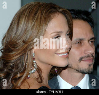 Schauspielerin Jennifer Lopez und Ehemann Sänger Marc Anthony nehmen an der Nov. 8, 2005 Vereinten Nationen Abendessen Awards Gala unbesungenen Helden der Armut Ehre. (UPI Foto/Ezio Petersen) Stockfoto