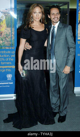 Schauspielerin Jennifer Lopez und Ehemann Sänger Marc Anthony nehmen an der Nov. 8, 2005 Vereinten Nationen Abendessen Awards Gala unbesungenen Helden der Armut Ehre. (UPI Foto/Ezio Petersen) Stockfoto