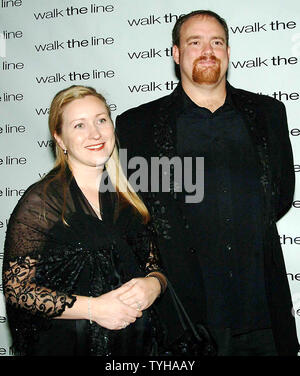 John Carter Cash (Sohn von Johnny Cash) und seine Frau Laura am November 13, 2005 New York Premiere Screening für den neuen Film "Walk the Line" über das Leben des Vaters. Joaquin Phoenix spielt Johnny Cash und Reese Witherspoon seiner Frau June Carter Cash. (UPI Foto/Ezio Petersen) Stockfoto