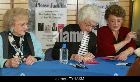 Betty White, Links, Bea Arthur und Rue McClanahan, rechts, der TV Sit-com "Golden Girls" sind Kopien der neuen Show DVD der dritten Staffel bei einem Book Store am 22. November 2005 in New York City zu unterzeichnen. (UPI Foto/Monika Graff) Stockfoto