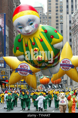 Riesige helium Ballons sind den Broadway hinunter während des 79th Macy Danksagung Day Parade geführte am 24. November 2005 in New York City. (UPI Foto/Monika Graff) Stockfoto