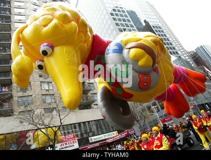 Der große Vogel riesige Helium Ballon wird den Broadway hinunter während des 79th Macy Danksagung Day Parade geführte am 24. November 2005 in New York City. (UPI Foto/Monika Graff) Stockfoto