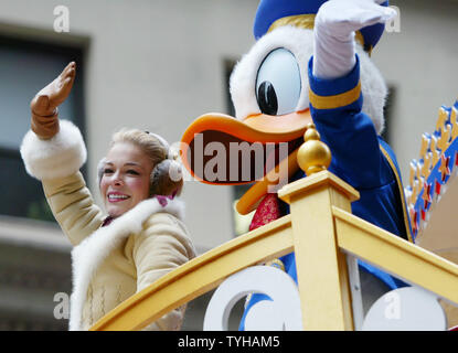 Sängerin LeAnn Rimes wird von Donald Duck als Sie Wellen zu Fans aus einem Schwimmer, der während des 79. Macy Danksagung Day Parade am 24. November 2005 in New York City. (UPI Foto/Monika Graff) Stockfoto