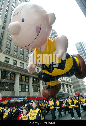 Der Charlie Brown riesige Helium Ballon wird den Broadway hinunter während des 79th Macy Danksagung Day Parade geführte am 24. November 2005 in New York City. (UPI Foto/Monika Graff) Stockfoto