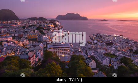 Schöne Licht der Mitternachtssonne über Alesund, Norwegen Stockfoto