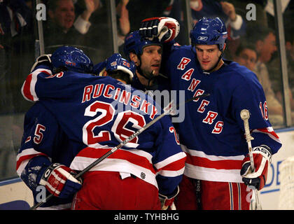 New York Rangers Steve Rucchin, Martin Rucinsky und Tom Poti ein Ziel in der zweiten Periode im Madison Square Garden in New York City feiern am 20. Dezember 2005. Die New Jersey Devils besiegten die New York Rangers 3-1. (UPI Foto/John angelillo) Stockfoto