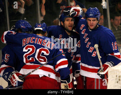 New York Rangers Steve Rucchin, Martin Rucinsky und Tom Poti ein Ziel in der zweiten Periode im Madison Square Garden in New York City feiern am 20. Dezember 2005. Die New Jersey Devils besiegten die New York Rangers 3-1. (UPI Foto/John angelillo) Stockfoto