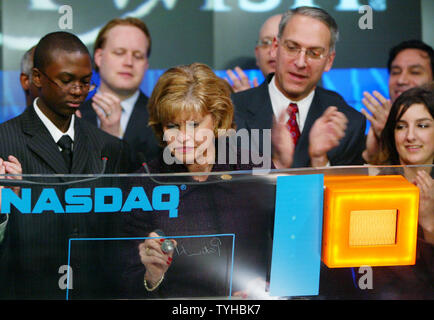 Präsident und CEO der Make-A-Wish Foundation der Metro New York Patricia Milde, Autogramme der Schild, wie sie durch Senior Managing Director trat an der NASDAQ Jeff Kaplan (L) und 6.000 Empfänger wünschen Jason Pierre, der öffnung Glocke Zeremonie an der NASDAQ am 29. Dezember 2005 in New York City. Die Stiftung, die 1980 begann, ehrt die Wünsche von Kindern mit lebensbedrohlichen Erkrankungen. (UPI Foto/Monika Graff) Stockfoto