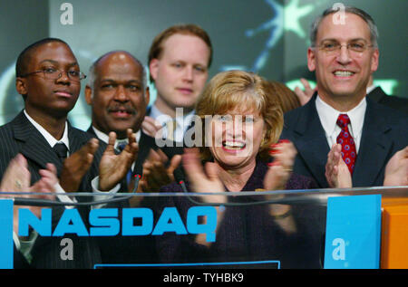 Präsident und CEO der Make-A-Wish Foundation der Metro New York Patricia Milde, Senior Managing Director trat an der NASDAQ Jeff Kaplan (L) und 6.000 Empfänger wünschen Jason Pierre, der öffnung Glocke Zeremonie an der NASDAQ am 29. Dezember 2005 in New York City. Die Stiftung, die 1980 begann, ehrt die Wünsche von Kindern mit lebensbedrohlichen Erkrankungen. (UPI Foto/Monika Graff) Stockfoto