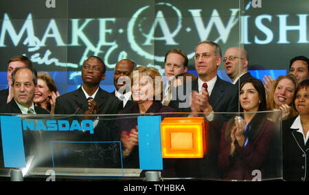 Präsident und CEO der Make-A-Wish Foundation der Metro New York Patricia Milde, Gespräche über die Arbeit ihrer Organisation, wie sie von Senior Managing Director trat an der NASDAQ Jeff Kaplan (L) und 6.000 Empfänger wünschen Jason Pierre, der öffnung Glocke Zeremonie an der NASDAQ am 29. Dezember 2005 in New York City. Die Stiftung, die 1980 begann, ehrt die Wünsche von Kindern mit lebensbedrohlichen Erkrankungen. (UPI Foto/Monika Graff) Stockfoto