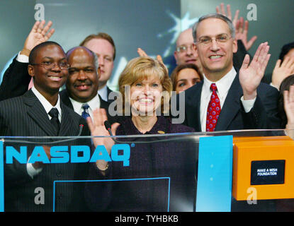 Präsident und CEO der Make-A-Wish Foundation der Metro New York Patricia Milde, Senior Managing Director trat an der NASDAQ Jeff Kaplan (L) und 6.000 Empfänger wünschen Jason Pierre, der öffnung Glocke Zeremonie an der NASDAQ am 29. Dezember 2005 in New York City. Die Stiftung, die 1980 begann, ehrt die Wünsche von Kindern mit lebensbedrohlichen Erkrankungen. (UPI Foto/Monika Graff) Stockfoto