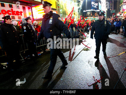 Eine starke Polizeipräsenz im Times Square als Sicherheit fest, während die Nachtschwärmer das Klingeln in das neue Jahr am 1. Januar 2006 in New York City feiern. Mehr als 75-tausend Menschen erwartet die 101 Feier von Silvester aus dem Kreuz zu besuchen - Straßen der Welt. (UPI Foto/Monika Graff) Stockfoto