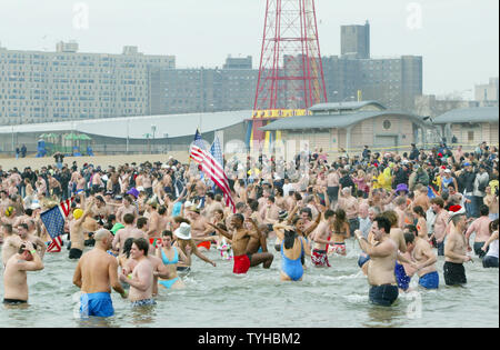 Braving das kühle Wetter hunderte melden sie Mitglieder der Coney Island Polar Bear Club für den traditionellen Tag der neuen Jahre auf Coney Island, wo die Wassertemperaturen sind in den unteren 40 am 1. Januar 2006 in New York City schwimmen. (UPI Foto/Monika Graff) Stockfoto