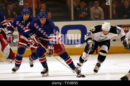 New York Rangers Tom Poti schlachten Tampa Bay Blitze Vaclav Prospal für den Puck im Madison Square Garden in New York City am 3. Januar 2006. Die Tampa Bay Lightning besiegt die New York Rangers 1-0 in den überstunden. (UPI Foto/John angelillo) Stockfoto