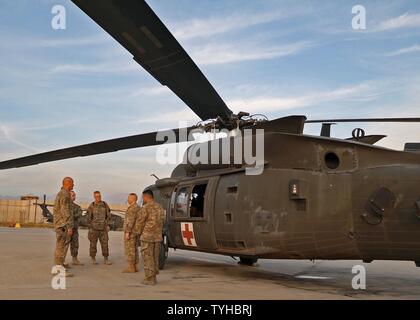 Flug Mediziner sprechen Sie mit Ihrer Führung nach einer Preisverleihung für die 389 Mitarbeiter, 368 Mitarbeiter, 176 Mitarbeiter der Feuerwehr, für den Bau eines neuen MEDVAC in Bagram Air Field, Afghanistan statt. Die Fazilität wird Haus Mitglieder von Charlie Company, 2.BATAILLON, 1 Aviation Regiment (Allgemeine Unterstützung Aviation Battalion) von Ft. Riley, Kan. ("Boomer Staub-off"). Stockfoto