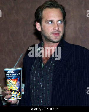 Schauspieler Josh Lucas, der spielt Basketball Hall of Fame Coach Don Haskins, in dem Disney Film "Glory Road" kommt für den 11. Januar 2006 in New York Premiere des Films. (UPI Foto/Ezio Petersen) Stockfoto