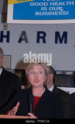 Senatorin Hillary Rodham Clinton hält eine Pressekonferenz in einem New Yorker store Apotheke am 12 Januar, 2006 auf Präsident Bush anrufen, um Probleme mit Medicare Verordnung-Drogenutzen Programm Adresse. (UPI Foto/Ezio Petersen) Stockfoto